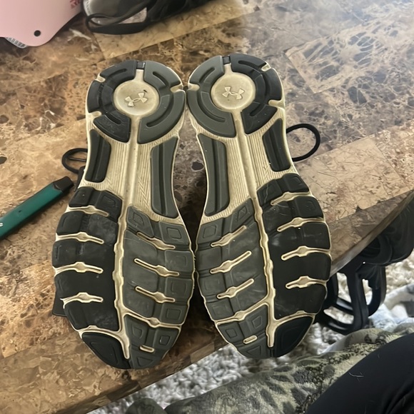 Women’s UA Running Shoes -Size 7.5 - Picture 3 of 4